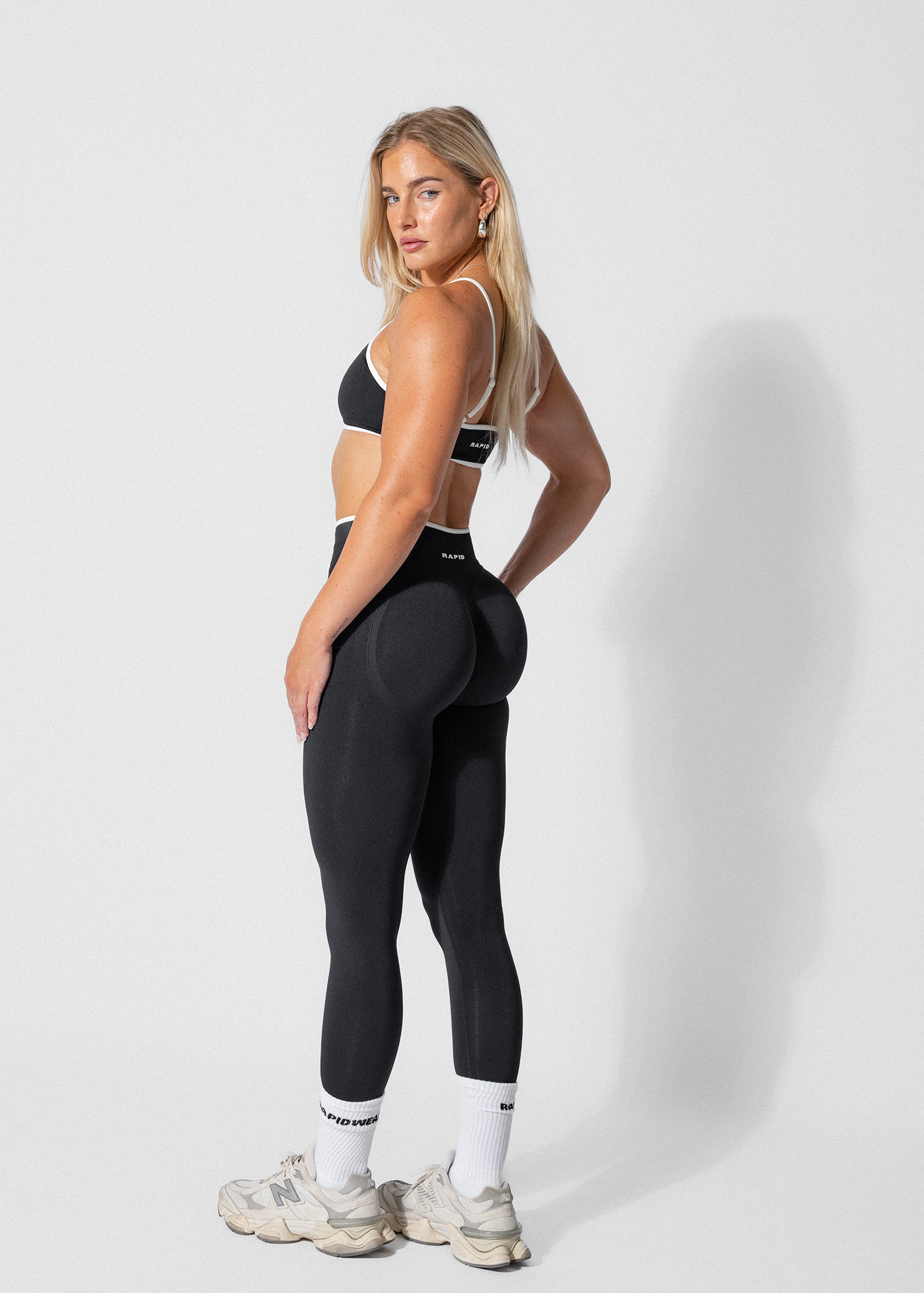 CONTOUR SEAMLESS SCRUNCH BUM LEGGINGS - BLACK