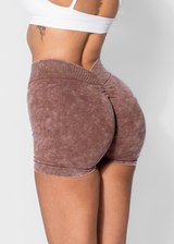 SCULPT V-SCRUNCH SHORTS - BROWN