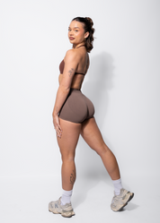 ELEVATE V-SCRUNCH BUM SHORTS - BROWN