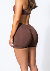 MAE V-SCRUNCH SEAMLESS SHORTS - COFFEE